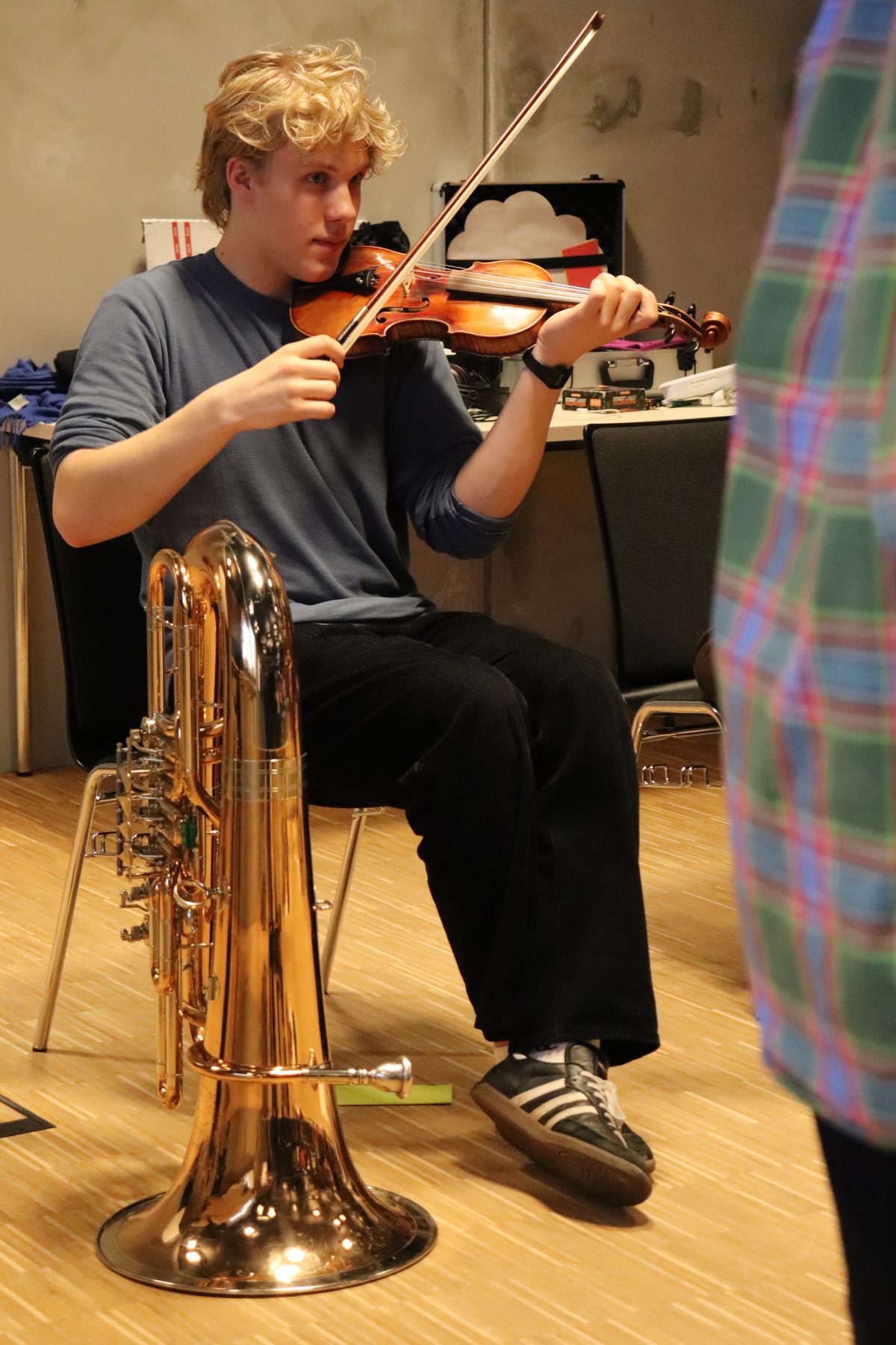 A participant plays the violin